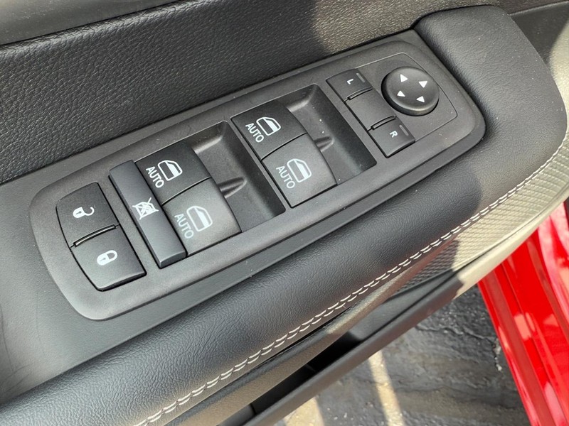 Chrysler Pacifica Vehicle Full-screen Gallery Image 10