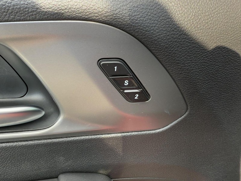 Chrysler Pacifica Vehicle Full-screen Gallery Image 11