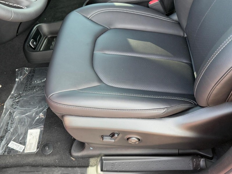 Chrysler Pacifica Vehicle Full-screen Gallery Image 12