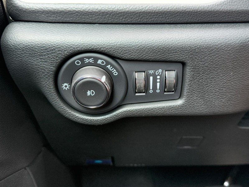 Chrysler Pacifica Vehicle Full-screen Gallery Image 13