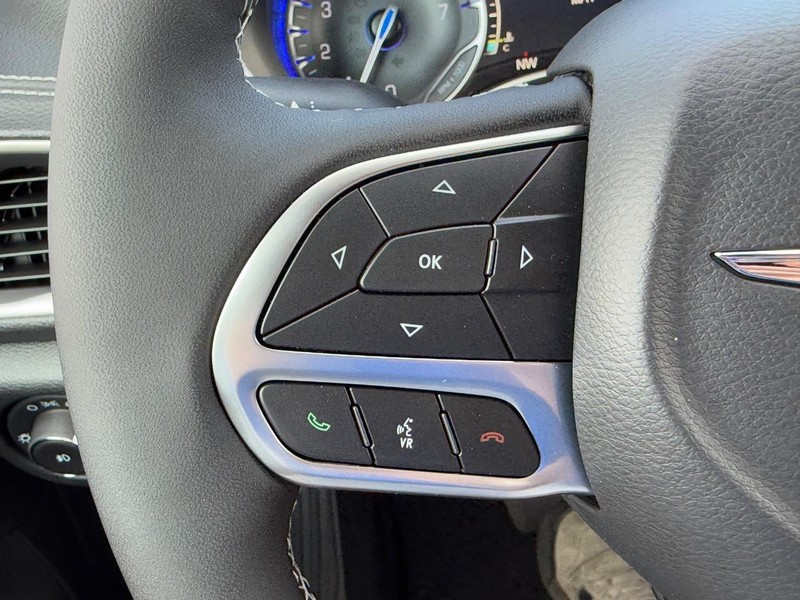 Chrysler Pacifica Vehicle Full-screen Gallery Image 14