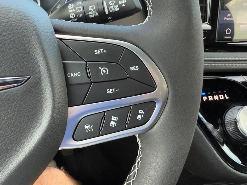 Chrysler Pacifica Vehicle Full-screen Gallery Image 15