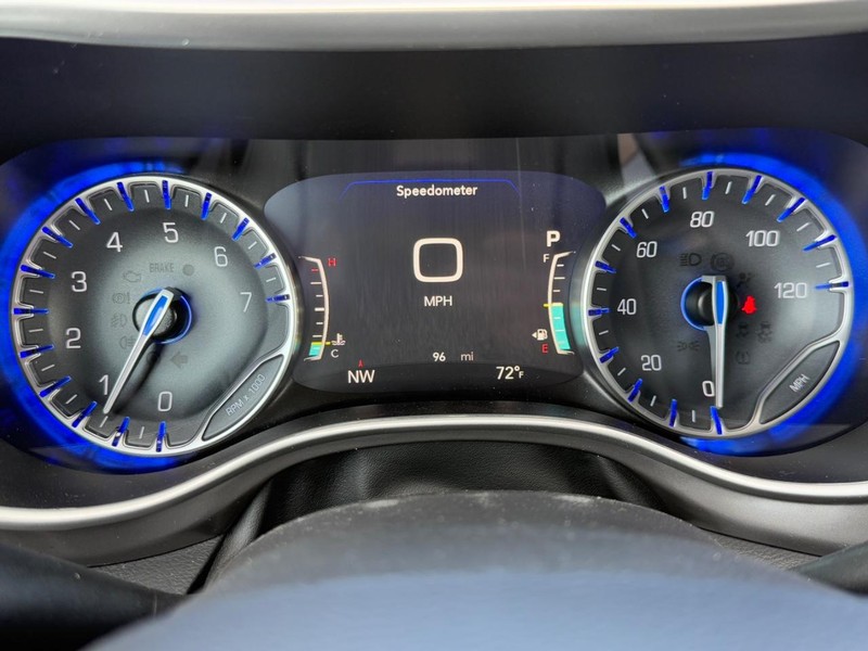 Chrysler Pacifica Vehicle Full-screen Gallery Image 16