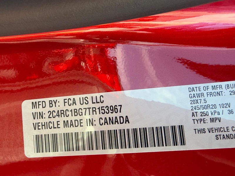 Chrysler Pacifica Vehicle Full-screen Gallery Image 17