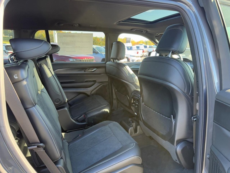 Jeep Grand Cherokee L Vehicle Full-screen Gallery Image 6