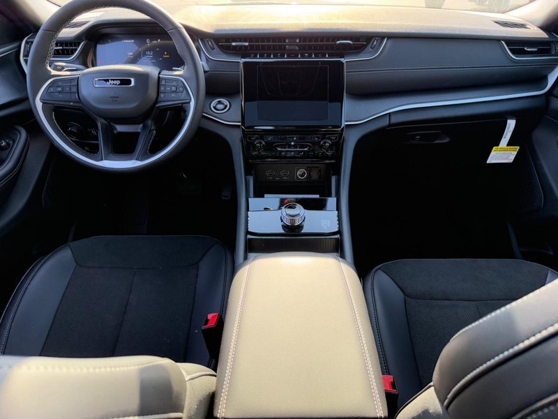 Jeep Grand Cherokee L Vehicle Full-screen Gallery Image 7