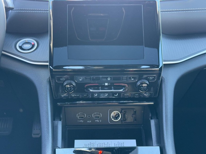 Jeep Grand Cherokee L Vehicle Full-screen Gallery Image 9