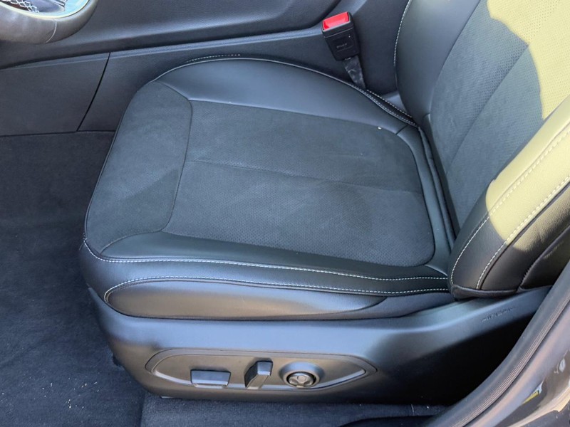 Jeep Grand Cherokee L Vehicle Full-screen Gallery Image 11