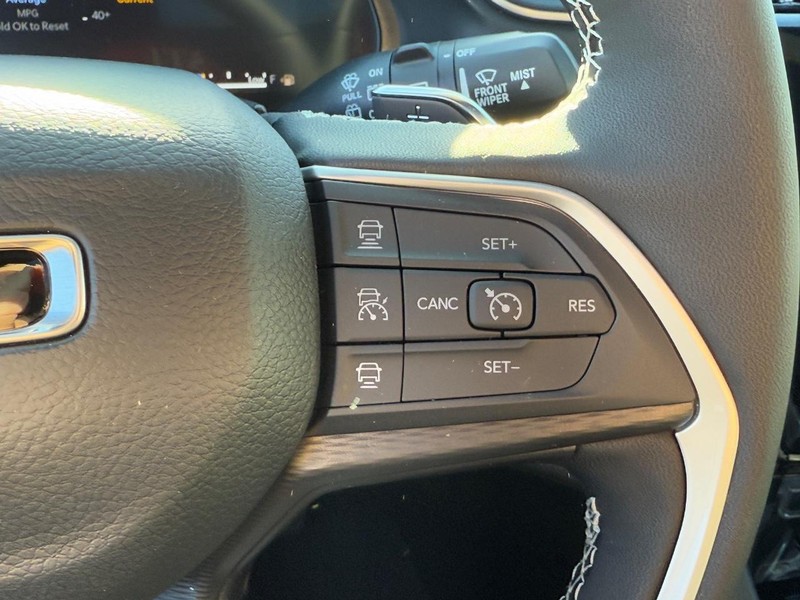 Jeep Grand Cherokee L Vehicle Full-screen Gallery Image 13