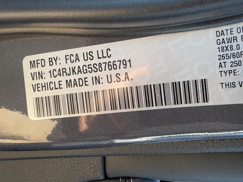 Jeep Grand Cherokee L Vehicle Full-screen Gallery Image 16