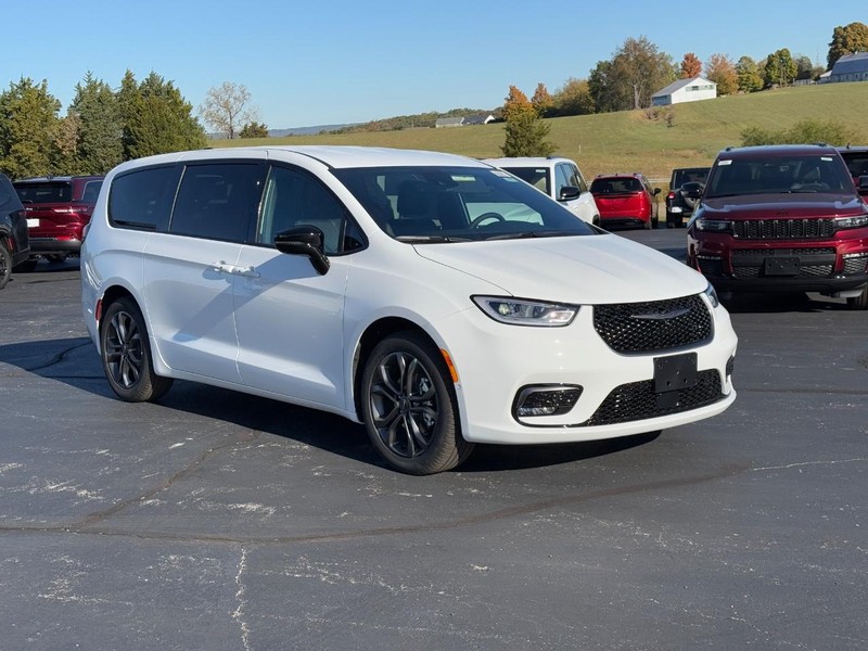 Chrysler Pacifica Vehicle Full-screen Gallery Image 2