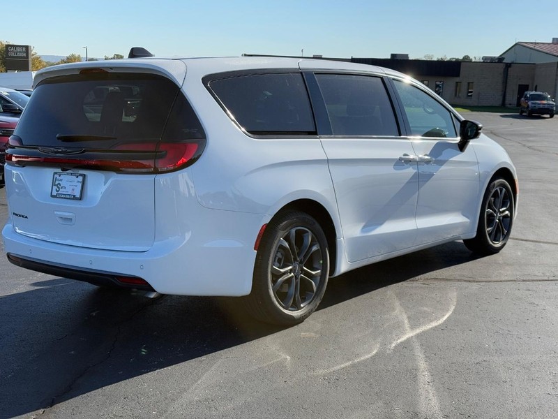 Chrysler Pacifica Vehicle Full-screen Gallery Image 3