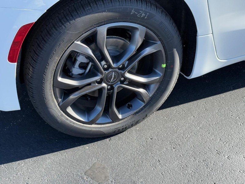 Chrysler Pacifica Vehicle Full-screen Gallery Image 4