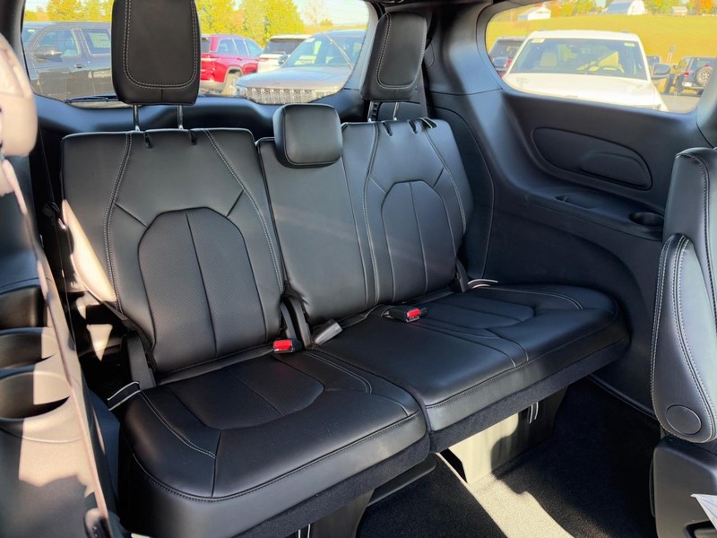 Chrysler Pacifica Vehicle Full-screen Gallery Image 5