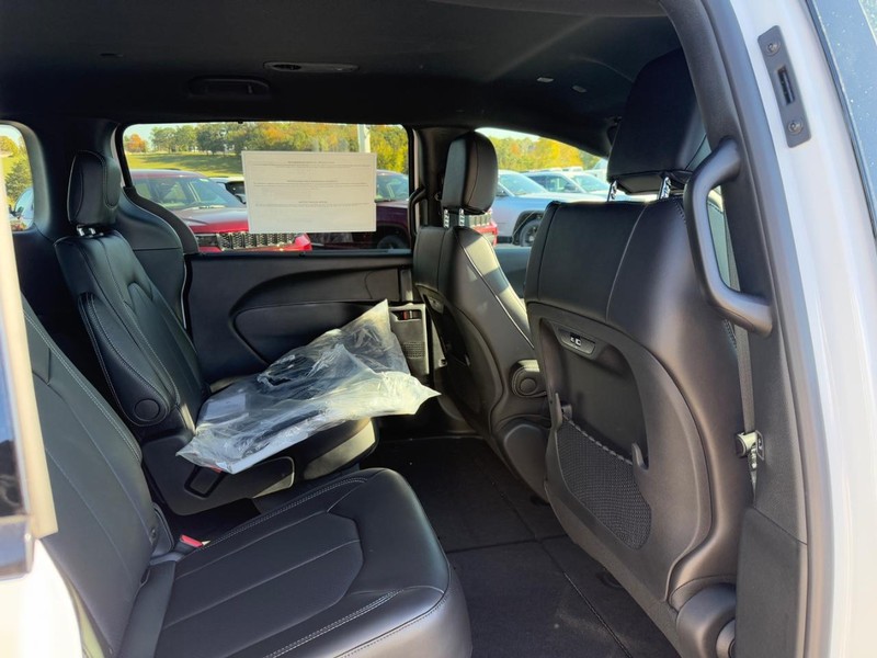 Chrysler Pacifica Vehicle Full-screen Gallery Image 6