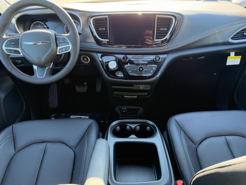 Chrysler Pacifica Vehicle Full-screen Gallery Image 7