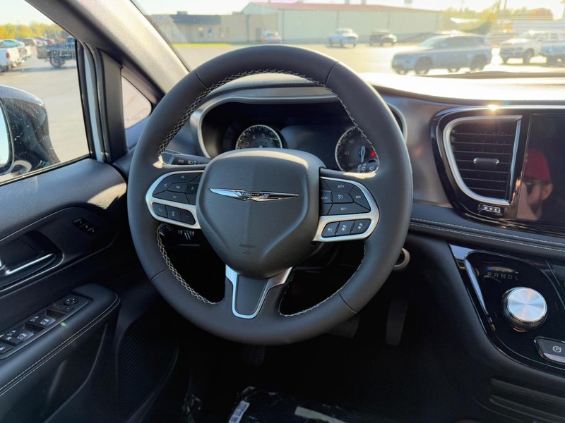 Chrysler Pacifica Vehicle Full-screen Gallery Image 8