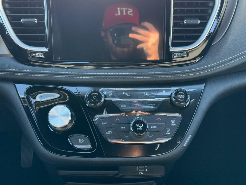 Chrysler Pacifica Vehicle Full-screen Gallery Image 9