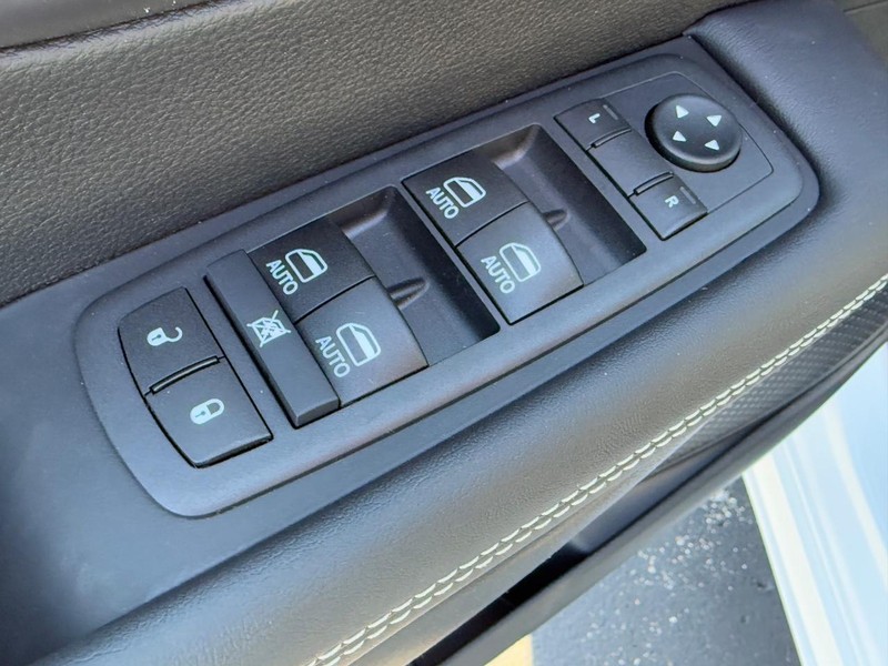 Chrysler Pacifica Vehicle Full-screen Gallery Image 10