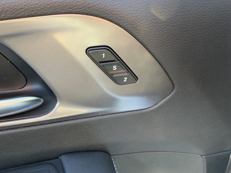 Chrysler Pacifica Vehicle Full-screen Gallery Image 11
