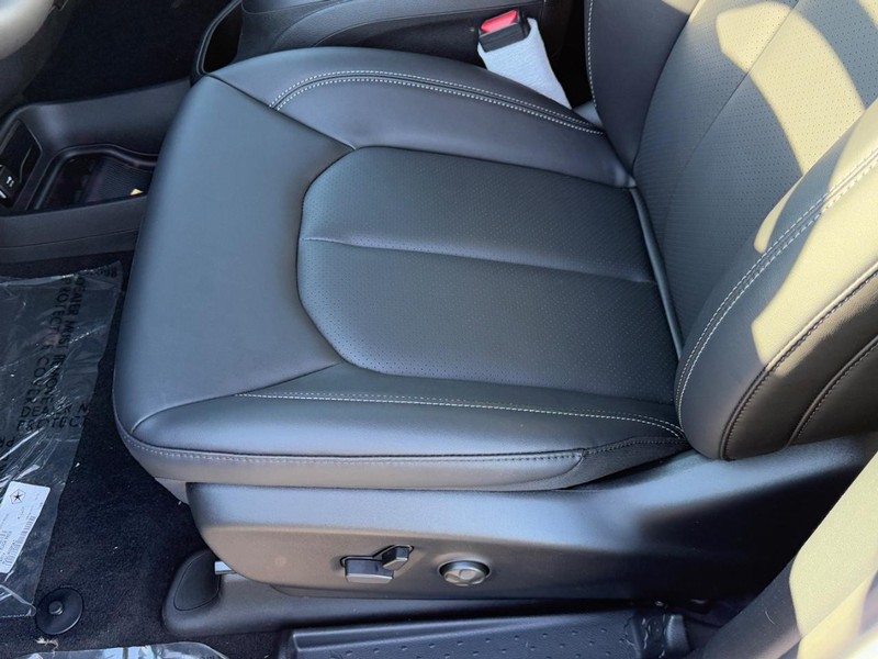 Chrysler Pacifica Vehicle Full-screen Gallery Image 12