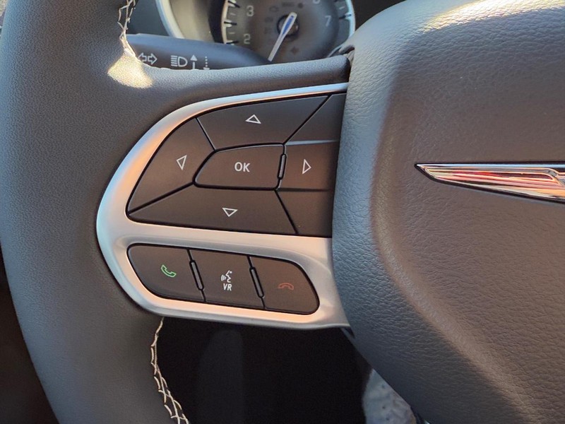 Chrysler Pacifica Vehicle Full-screen Gallery Image 13