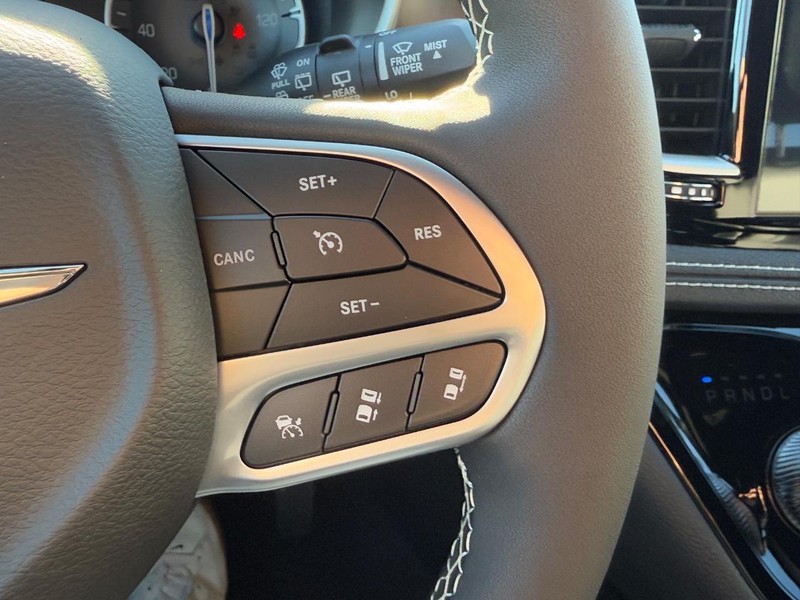 Chrysler Pacifica Vehicle Full-screen Gallery Image 14