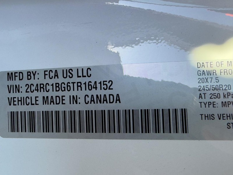 Chrysler Pacifica Vehicle Full-screen Gallery Image 16
