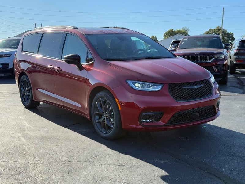 Chrysler Pacifica Vehicle Full-screen Gallery Image 2