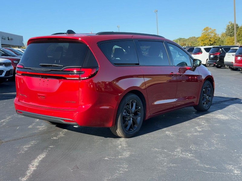 Chrysler Pacifica Vehicle Full-screen Gallery Image 3