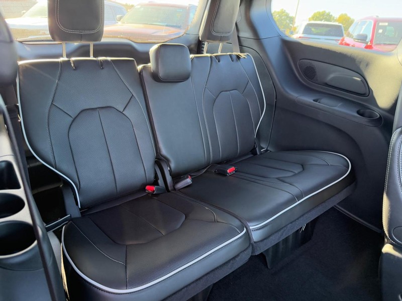 Chrysler Pacifica Vehicle Full-screen Gallery Image 6