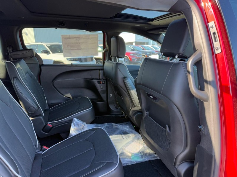 Chrysler Pacifica Vehicle Full-screen Gallery Image 7