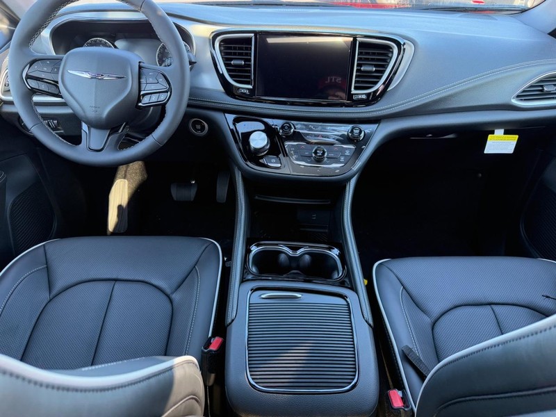 Chrysler Pacifica Vehicle Full-screen Gallery Image 8