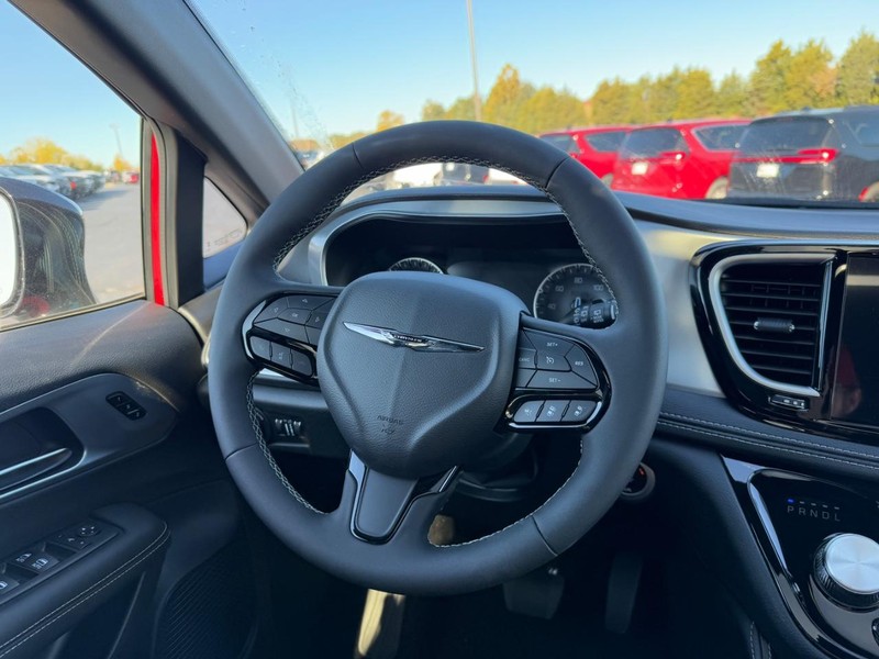 Chrysler Pacifica Vehicle Full-screen Gallery Image 9