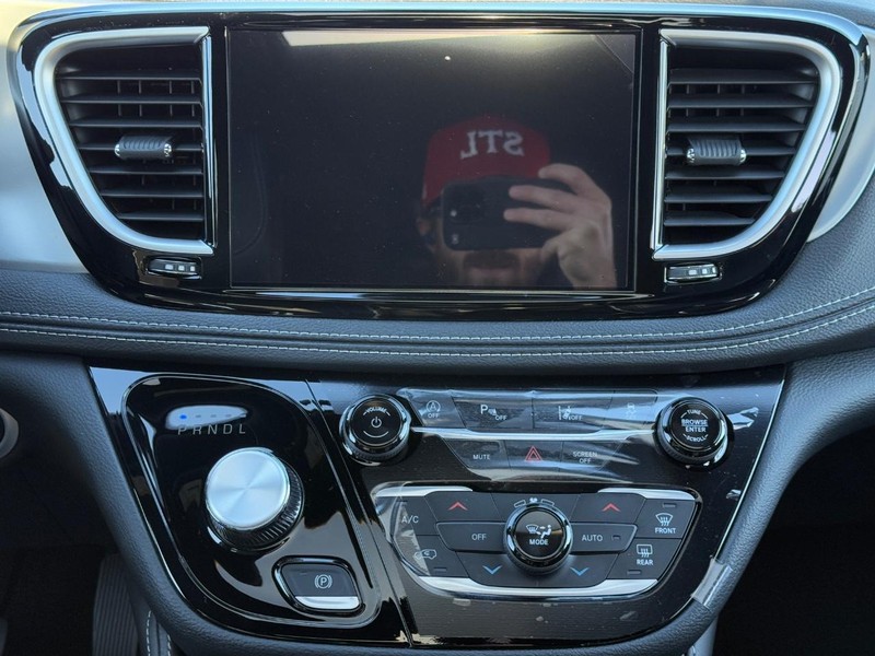 Chrysler Pacifica Vehicle Full-screen Gallery Image 10