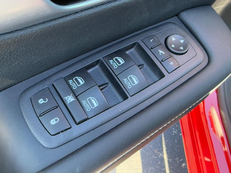 Chrysler Pacifica Vehicle Full-screen Gallery Image 11