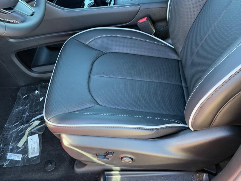 Chrysler Pacifica Vehicle Full-screen Gallery Image 13