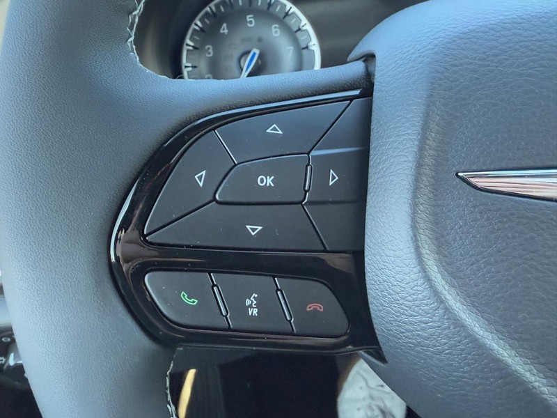 Chrysler Pacifica Vehicle Full-screen Gallery Image 14