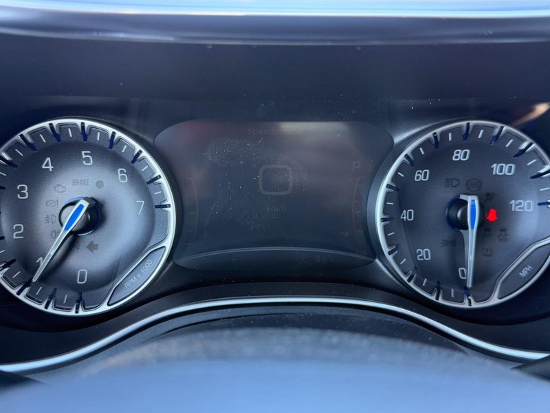 Chrysler Pacifica Vehicle Full-screen Gallery Image 16