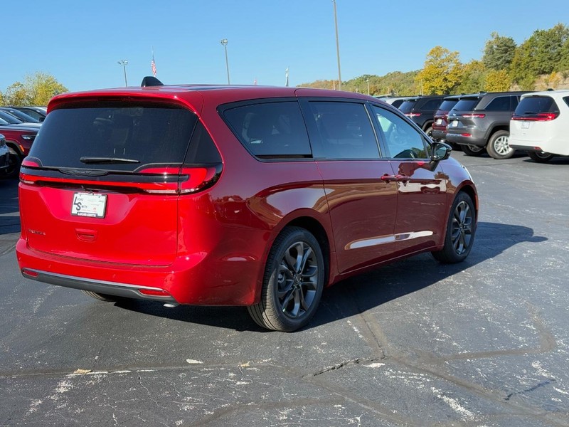 Chrysler Pacifica Vehicle Full-screen Gallery Image 2