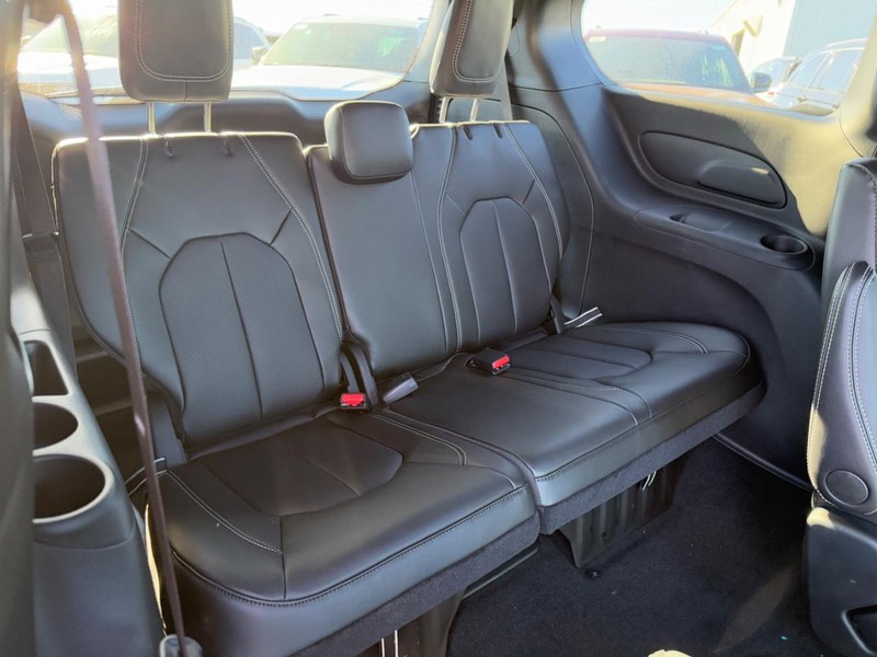 Chrysler Pacifica Vehicle Full-screen Gallery Image 4