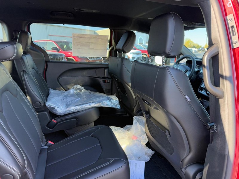 Chrysler Pacifica Vehicle Full-screen Gallery Image 5