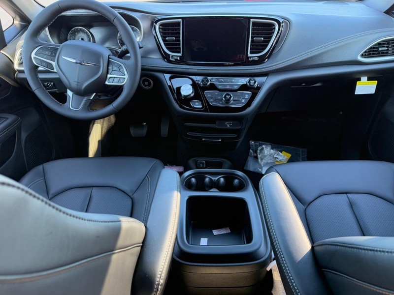 Chrysler Pacifica Vehicle Full-screen Gallery Image 6