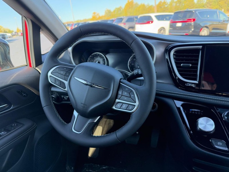 Chrysler Pacifica Vehicle Full-screen Gallery Image 7