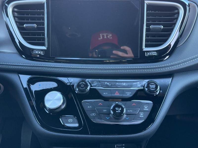 Chrysler Pacifica Vehicle Full-screen Gallery Image 8