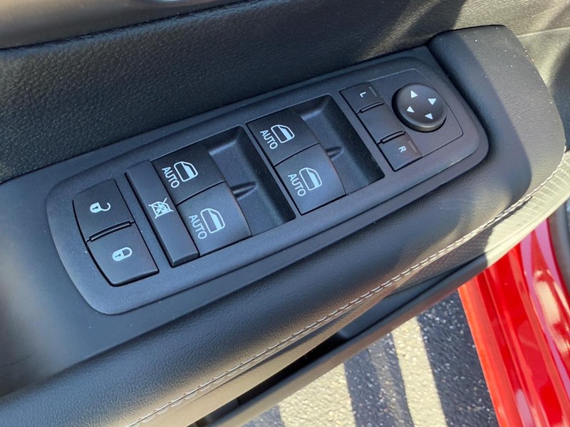 Chrysler Pacifica Vehicle Full-screen Gallery Image 9