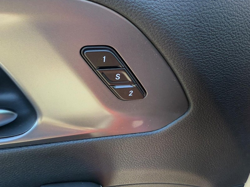 Chrysler Pacifica Vehicle Full-screen Gallery Image 10