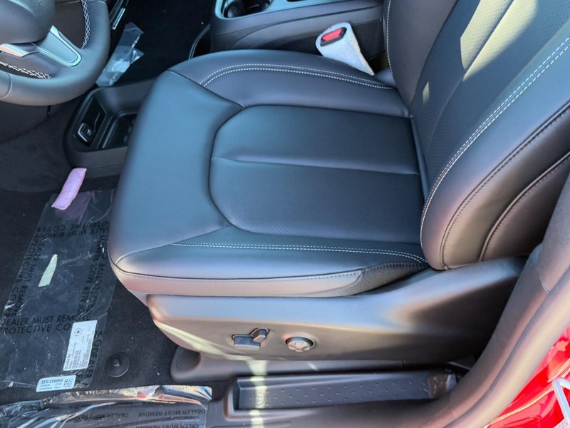 Chrysler Pacifica Vehicle Full-screen Gallery Image 11