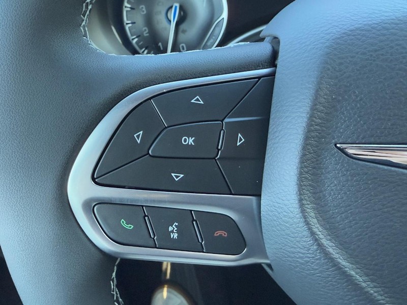 Chrysler Pacifica Vehicle Full-screen Gallery Image 12