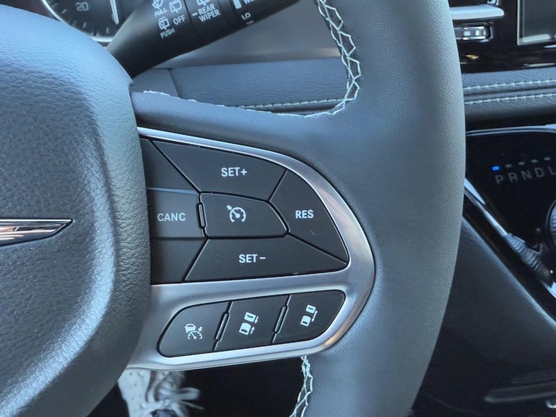 Chrysler Pacifica Vehicle Full-screen Gallery Image 13
